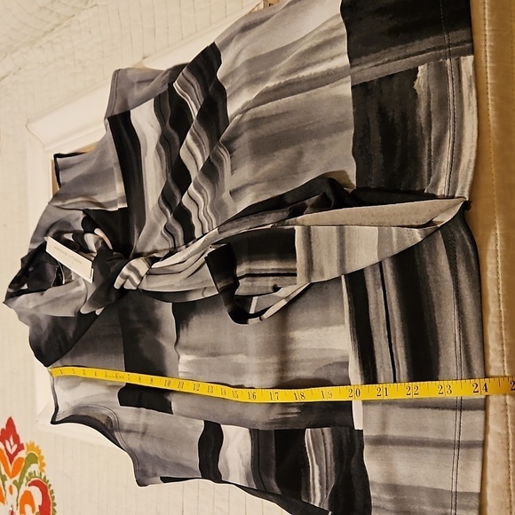 NWT Adrienne Vittadini black, gray & white top size Medium - Picture 10 of 11